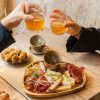 amis-degustent-planche-aperitive
