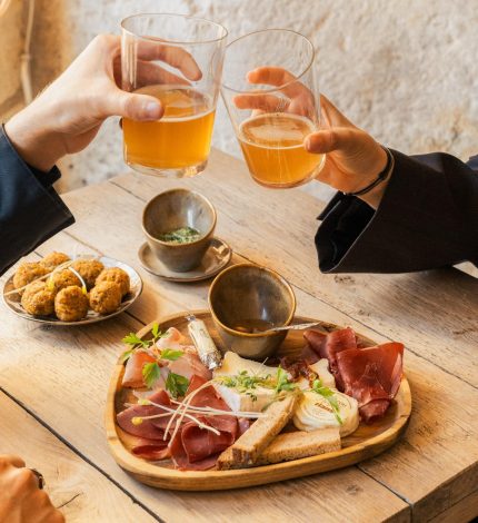 amis-degustent-planche-aperitive